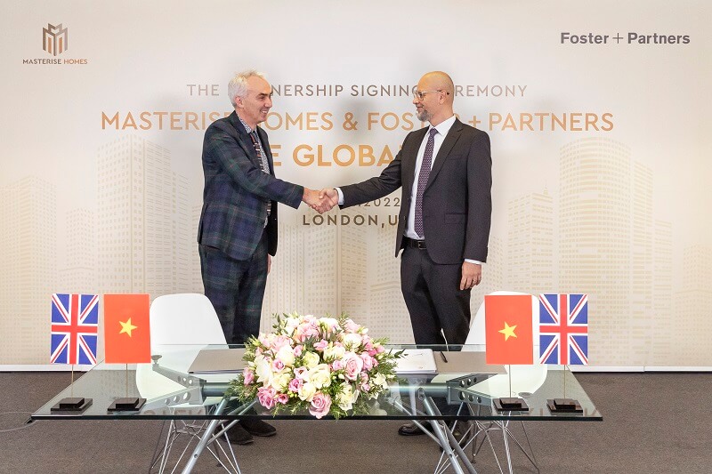 Mr. Youssef Akila, Director of Masterise Homes Design Division (right) and Mr. Gerard Evenden, Senior Partner, Studio Director of Foster + Partners participate in signing a cooperation agreement to develop an international standard urban area in the center of Ho Chi Minh City .