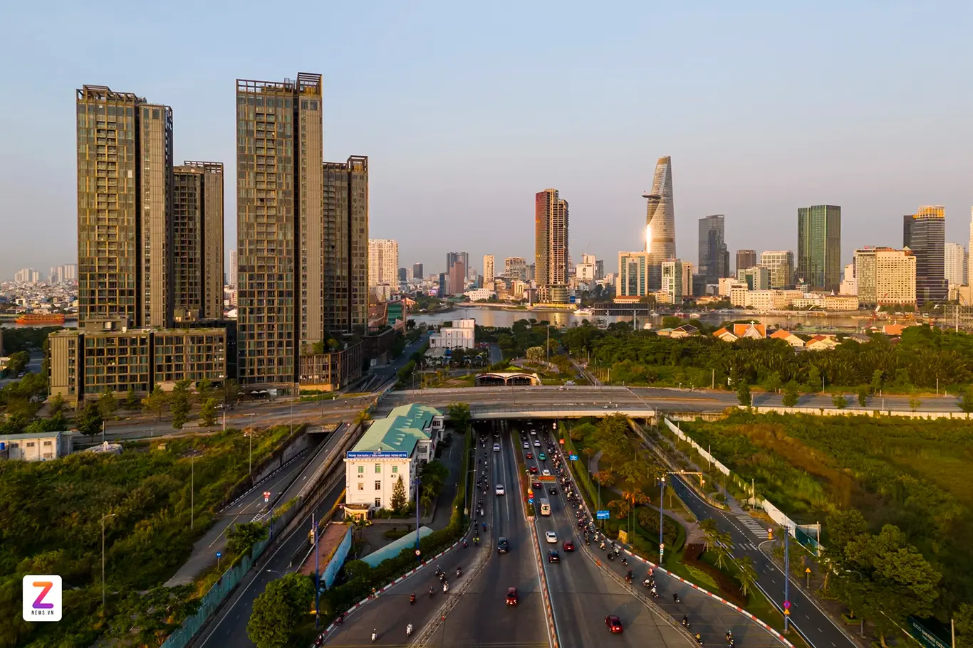 According to the master plan, Ring Boulevard (designation R1) curves gracefully around Thu Thiem's core, connecting major axes including Mai Chi Tho Boulevard, the Saigon River waterfront, the central plaza, and financial-commercial-service zones.