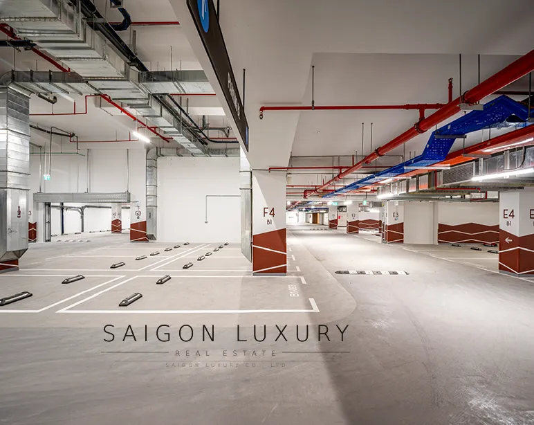 Hầm đậu xe với trần cao thoáng; hoàn thiện theo tiêu chuẩn quốc tế