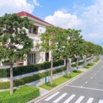 Đường trước rộng lớn và không hề bị che view, hướng Đông Nam rất mát mẻ