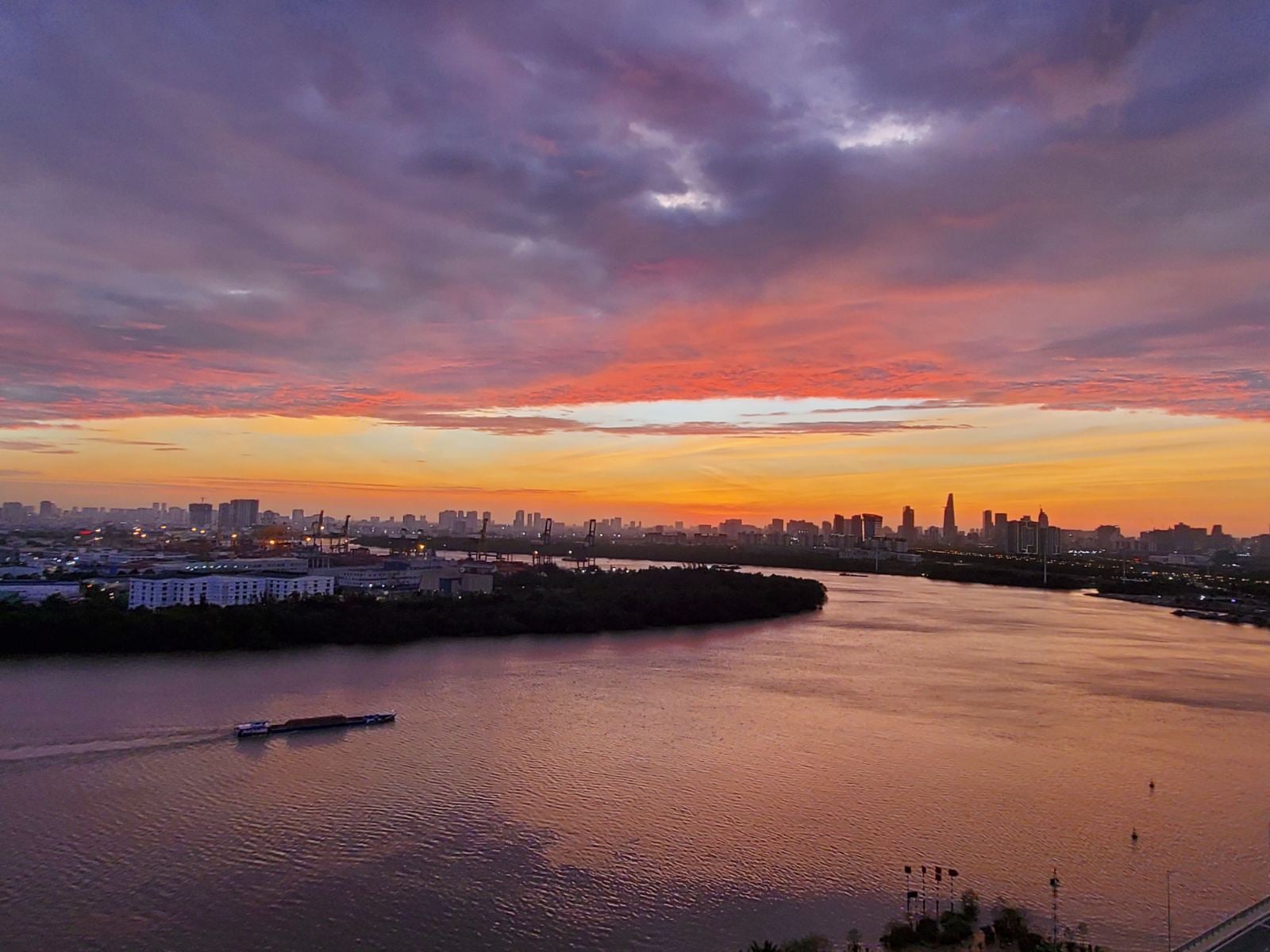 View toàn cảnh sông và thành phố tại Đảo Kim Cương - Diamond Island