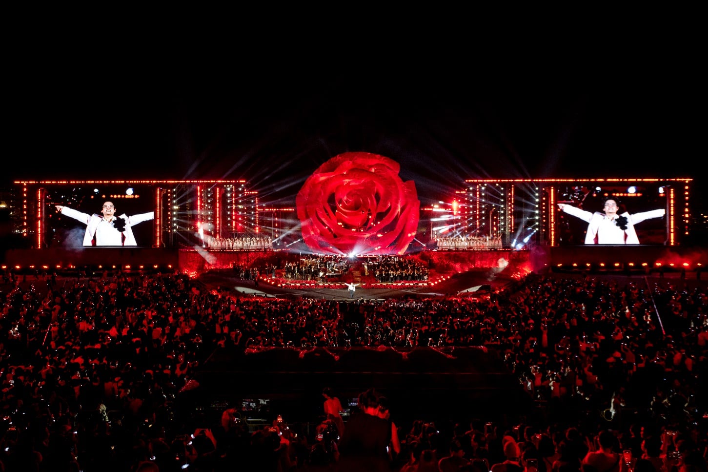 Ha Anh Tuan's live concert "Sketch A Rose" attracted more than 30,000 attendees.
